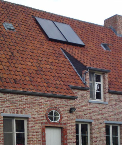 Vlakke plaatcollectoren opdak gemonteerd in Berlaar